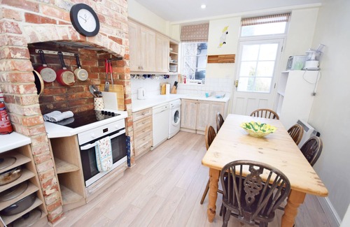 Compton Cottage | Pepper Pot Cottage , Compton - a cottage that sleeps 6 guests in 3 bedrooms