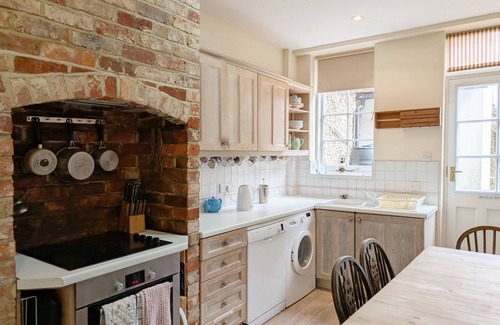 Compton Cottage | Pepper Pot Cottage , Compton - a cottage that sleeps 6 guests in 3 bedrooms