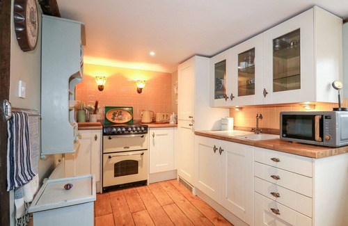 Petworth Cottage | PEPPERMINT COTTAGE, pet friendly, with open fire in Petworth