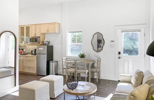 Langley Apartment | Perch - Baker's Acres: Tranquil Studio on View Property
