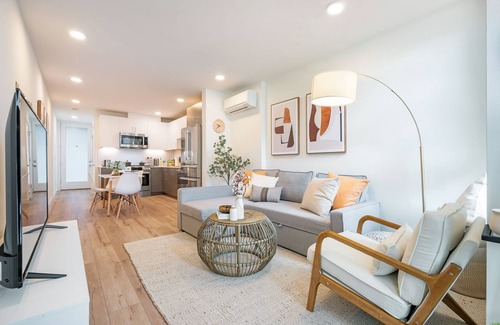 Broadway House | Perch - Howell Haven 19: Spacious & Chic | Private Rooftop | 98 WS