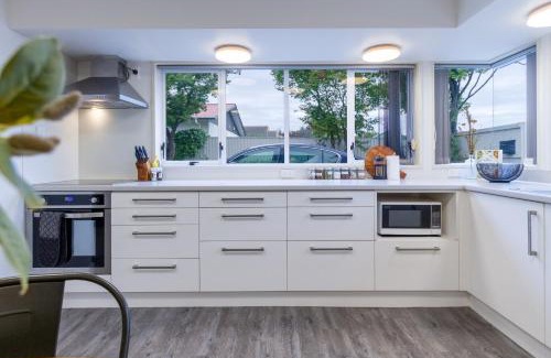 Burnside Apartment | Perfect 1-Bedroom Retreat Near the Airport