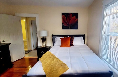 Sharon House | Perfect 2 bedroom,free parking 15min to Gillette stadium