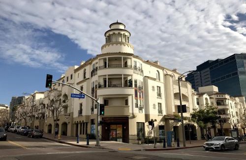Westwood Apartment | Perfect Apt near UCLA w Parking Gym Pool WIFI in Westwood B3