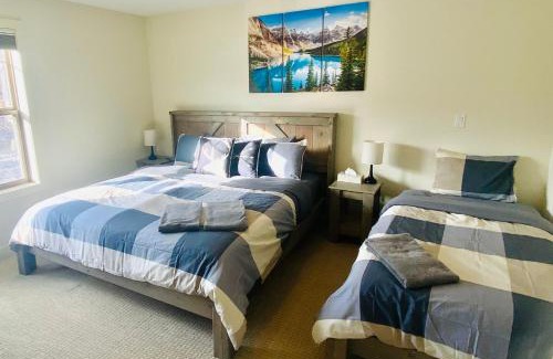 East Kootenay House | Perfect base Invermere 3bd townhouse mt views with garage