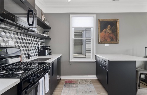 Pilsen Apartment | Perfect for a Hip and Romantic Getaway - This Chic Studio Offers the Best of the City by AllSet Turnover