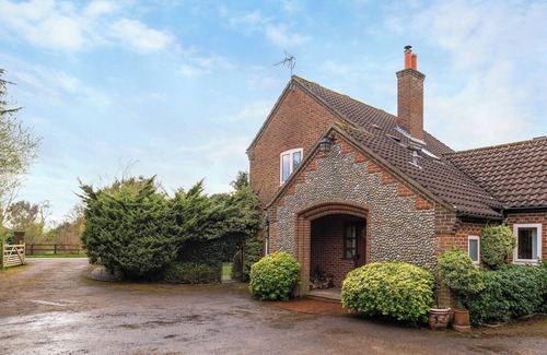 Tilney Fen End Cottage | Perfect for family and friends get togethers to enjoy coast and countryside.