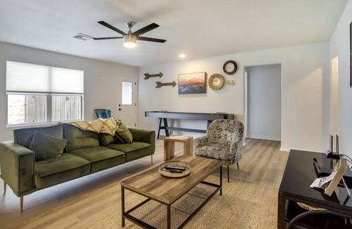 Rosenberg House | Perfect for Nurses or Vacation. 1.3 miles from the new Fort Bend Epicenter!!