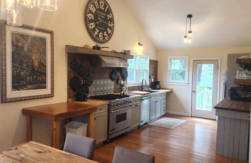Ocracoke House | Perfect Getaway for Four! Close to Silver Lake!