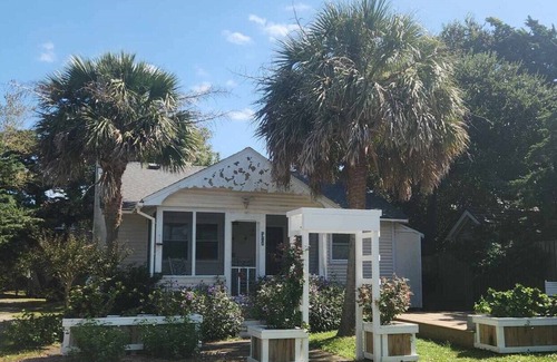 Ocracoke House | Perfect Getaway for Four! Close to Silver Lake!