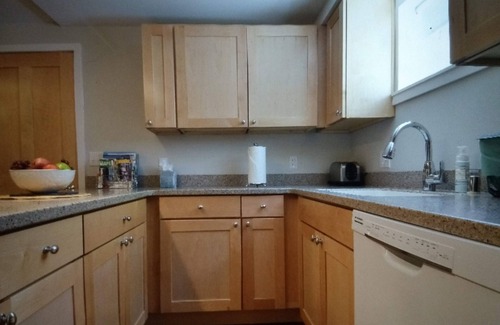 Victory Heights House | Perfect N. Seattle location, 2 bdrm, modern, clean, spacious, parking onsite