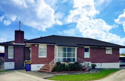 Te Atatu Peninsula Apartment | Perfect Peninsular Location - 3 BR Family Home