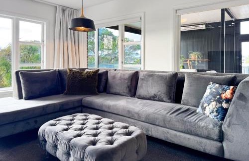 Te Atatu Peninsula Apartment | Perfect Peninsular Location - 3 BR Family Home