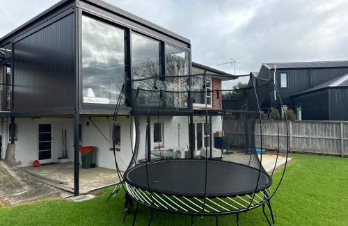 Te Atatu Peninsula Apartment | Perfect Peninsular Location - 3 BR Family Home