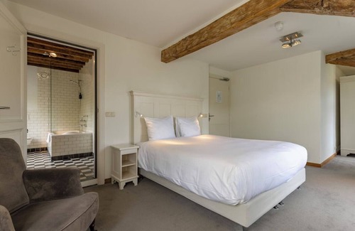 Baarlo House | Perfect Spot! Free Dining and Parking! Onsite Dining and Parking!