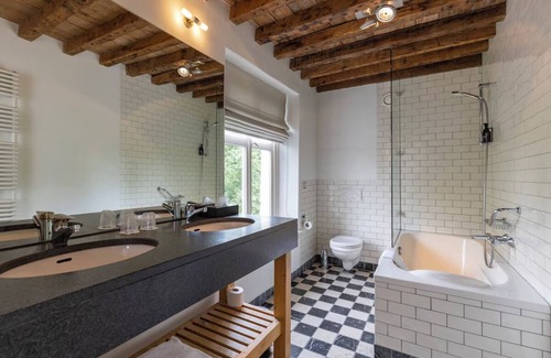 Baarlo House | Perfect Spot! Free Dining and Parking! Onsite Dining and Parking!