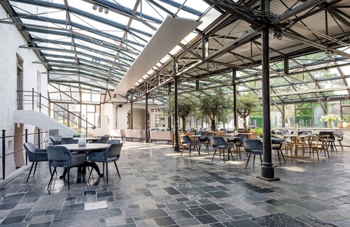 Baarlo House | Perfect Spot! Free Dining and Parking! Onsite Dining and Parking!