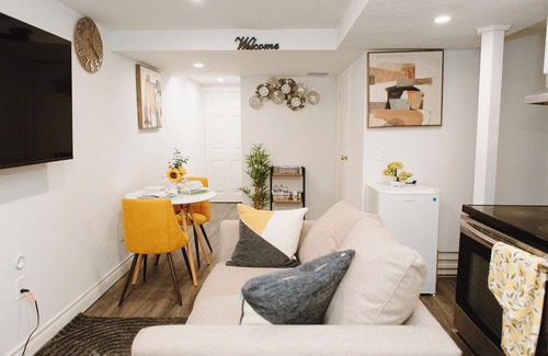Rosemount House | Perfectly Situated Cozy, Private 1 Bedroom Apartment With Separate Entrance