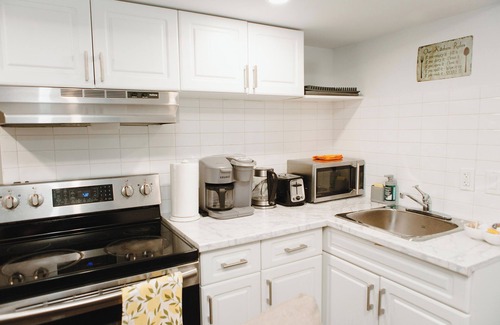 Rosemount House | Perfectly Situated Cozy, Private 1 Bedroom Apartment With Separate Entrance