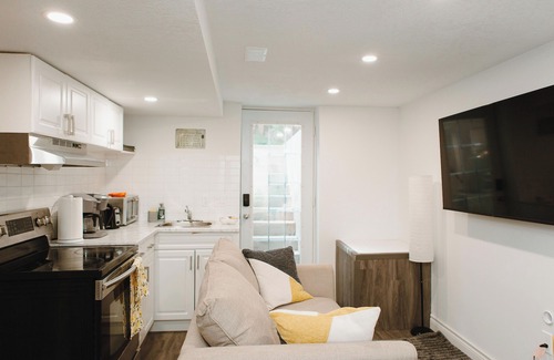 Rosemount House | Perfectly Situated Cozy, Private 1 Bedroom Apartment With Separate Entrance