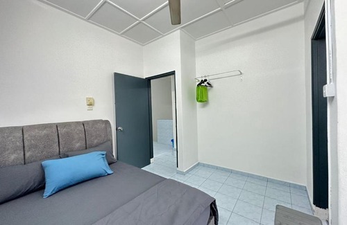 Bandar Baru Permas Jaya House | Permas Double Storey 8 Pax WiFi Netflix