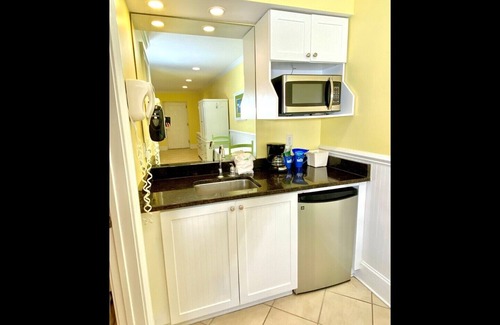 Atlantic Beach Hotel | Pet-friendly, 3 Blocks to Beach, Pool! Unit 302