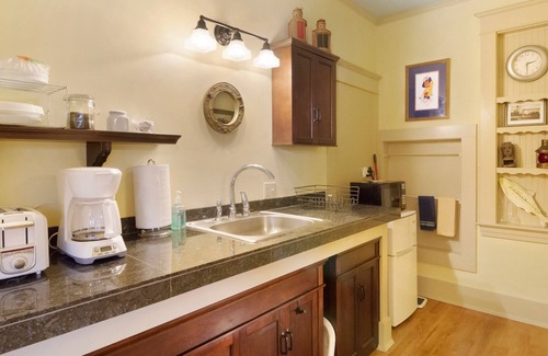 Friday Harbor Apartment | Pet Friendly Apartment Downtown! (Fisherman)
