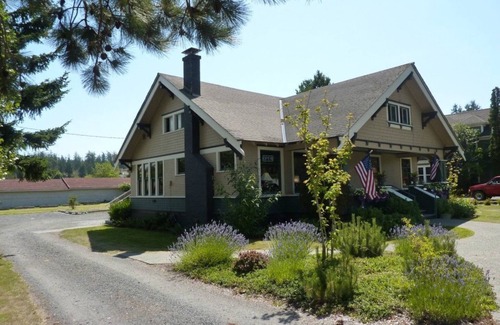 Friday Harbor Apartment | Pet Friendly Apartment Downtown! (Fisherman)