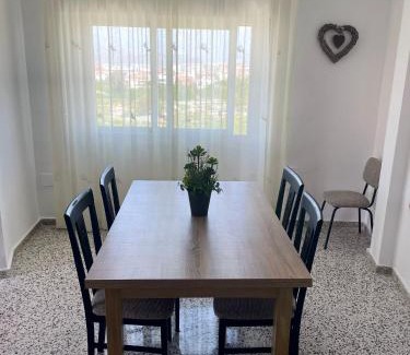 Plaza de Toros-Doctores-San Lazaro Apartment | Pet-Friendly apartamento en Granada by beBalmy
