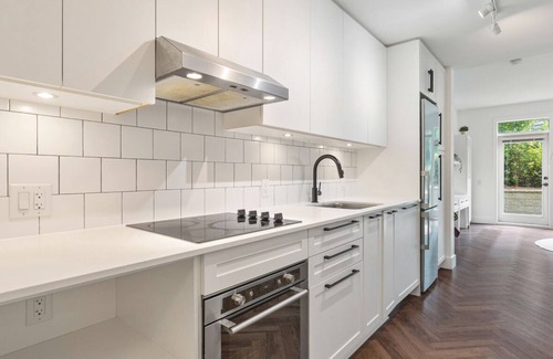 Burnaby Apartment | Pet-Friendly Apartment to Work or Relax