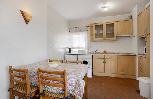 Meia Praia Apartment | Pet-Friendly Apartment Meia Praia by the Beach & Wi-Fi