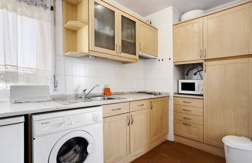 Meia Praia Apartment | Pet-Friendly Apartment Meia Praia by the Beach & Wi-Fi