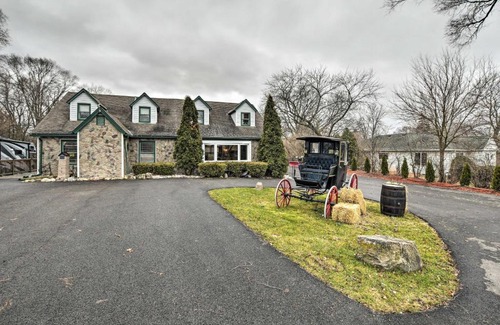 Hanover Park House | Pet-Friendly Bartlett Farmhouse with Deck!