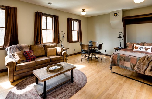 Barneveld Apartment | Pet-Friendly Blue Mounds Vacation Rental w/ Yard!