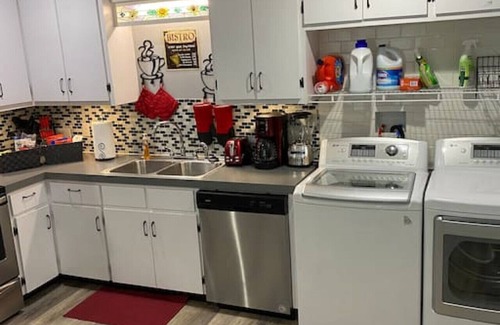 Southeast Raleigh House | Pet friendly Bungalow 10 min to Downtown Raleigh