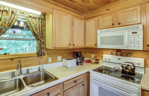 Byrdstown Cabin | Pet-Friendly Byrdstown Cabin w/Fire Pit & Porch!