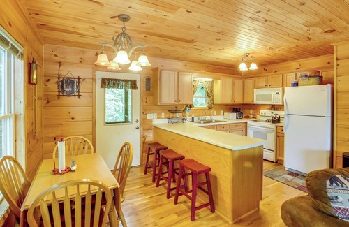 Byrdstown Cabin | Pet-Friendly Byrdstown Cabin w/Fire Pit & Porch!