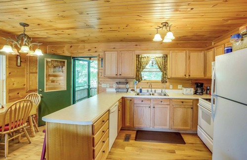 Byrdstown Cabin | Pet-Friendly Byrdstown Cabin w/Fire Pit & Porch!