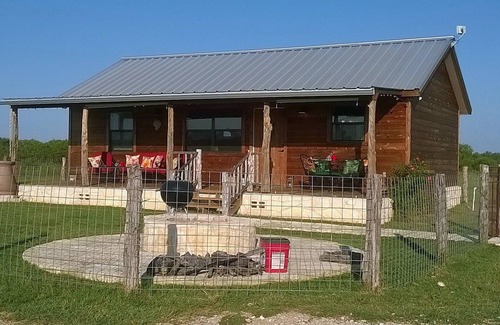 Fredericksburg Cabin | Pet-friendly cabin perfect for romance, friends or families-8 Min to FBG