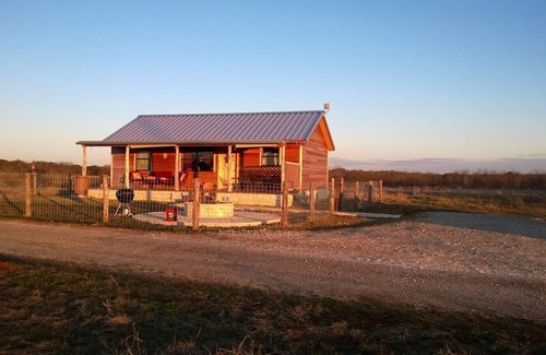 Fredericksburg Cabin | Pet-friendly cabin perfect for romance, friends or families-8 Min to FBG