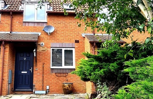 Quedgeley House | Pet Friendly Canalside House in quiet area of Quedgeley - Gloucester