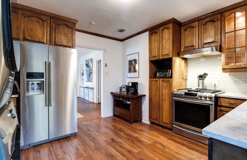 Dallas House | Pet friendly, centrally located urban retreat