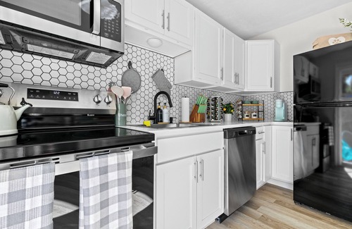 Gainesville Condo | Pet-Friendly CLEAN King Bed Retreat Near UF, Stadium, DT & Shands