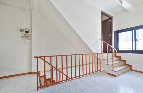 Khlong Toei House | Pet Friendly Cozy Twin beds Near BTS ThongLor