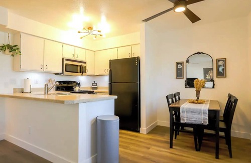 Paradise Valley Village Villa | Pet Friendly Cozy Villa w/Private Backyardnn