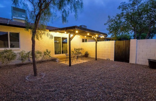 Paradise Valley Village Villa | Pet Friendly Cozy Villa w/Private Backyardnn