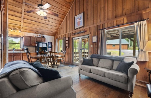 Primrose Cabin | Pet Friendly, Cute Theme Decor, Wi-Fi, Satelite TV, Hot Tub, Gas Grill