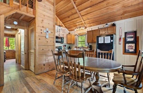 Primrose Cabin | Pet Friendly, Cute Theme Decor, Wi-Fi, Satelite TV, Hot Tub, Gas Grill