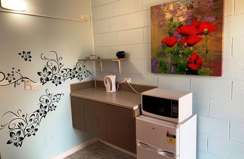 Strathmerton Hotel | Pet friendly - Double Room w/Private Bathroom, TV