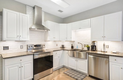 Saint Simons Heights House | Pet Friendly EV Charger Fenced Yard Walk to Dining St. Simons Island